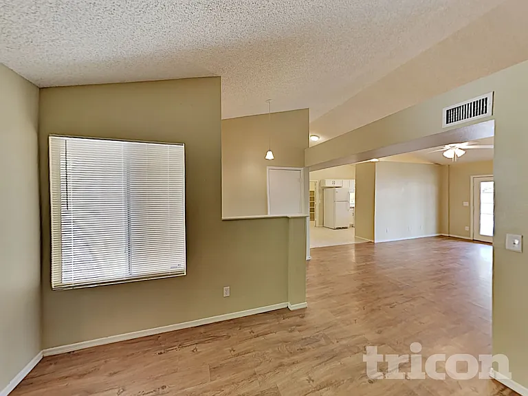 102 W Ivyglen St — Photo 20