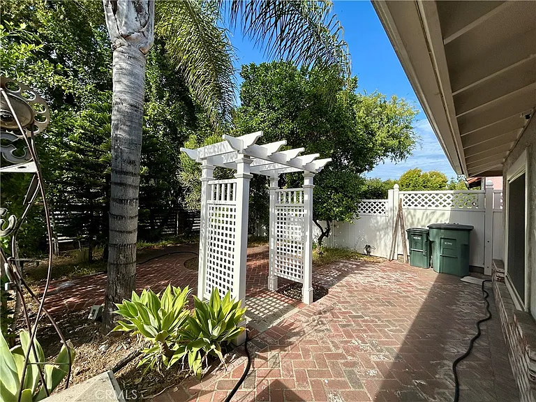3132 Estado St — Photo 36