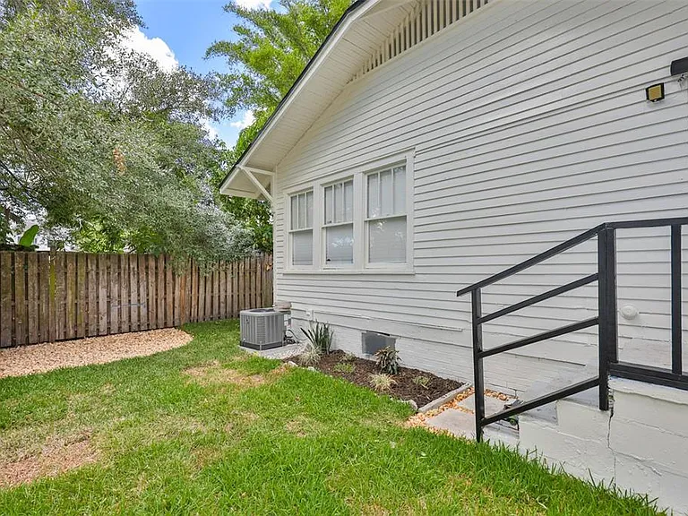 902 W Columbus Dr — Photo 11