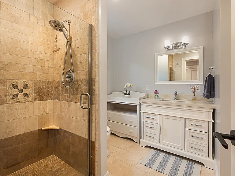 2430 Whitney Ave — Photo 23