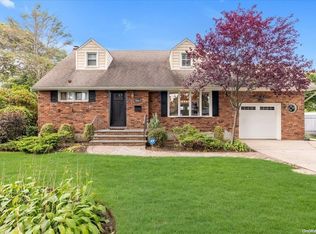 1863 Gormley Ave, Merrick, NY 11566