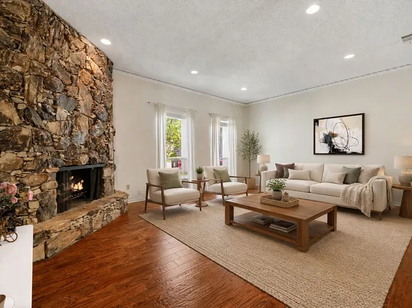 3020 Stonehenge Ln, Carrollton, TX 75006