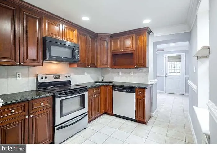 1339 S Bancroft St — Photo 5
