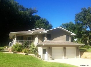 2379 W 32nd St, Dubuque, IA 52001