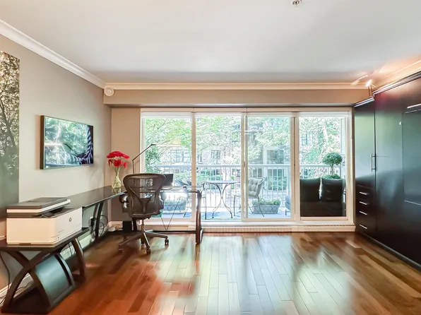 2628 Yew St #204, Vancouver, BC V6K 4T4
