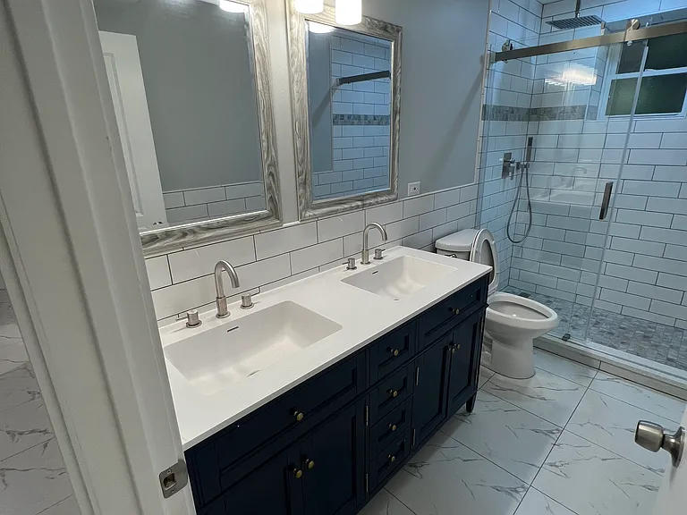 919 N Winchester Ave — Photo 2