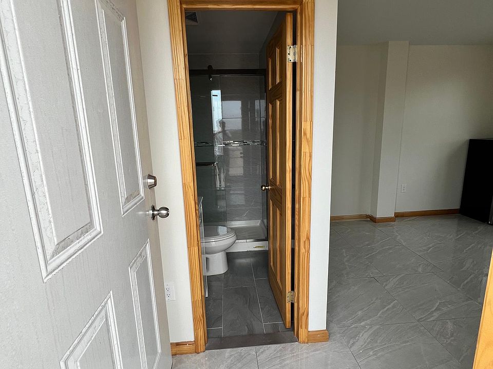 2nd image of 917 53rd St #5R