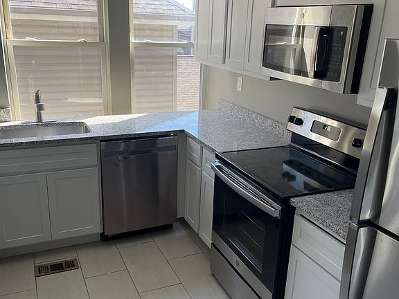3rd image of 3248 Henrietta St #1