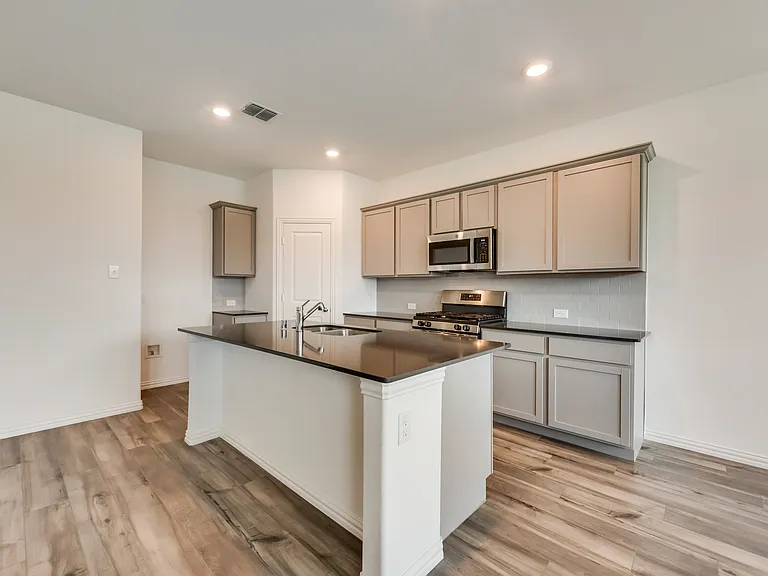 1833 Lake Grove Dr — Photo 8