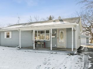 3 Golf View Ln, Carpentersville, IL 60110