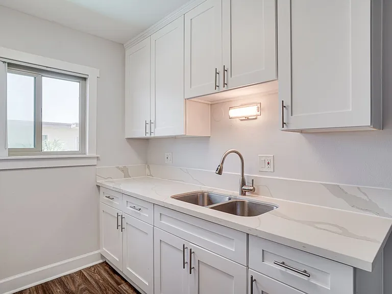 Cambridge Apartments — Photo 25