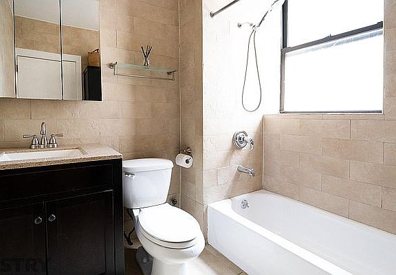 4th image of 66 W 77th St #47