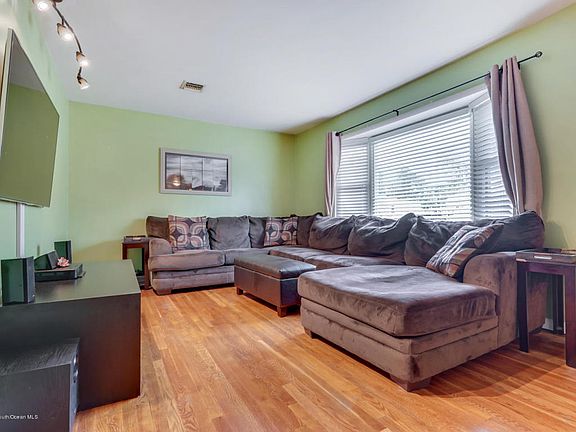 2nd image of 43 Dogwood Ln