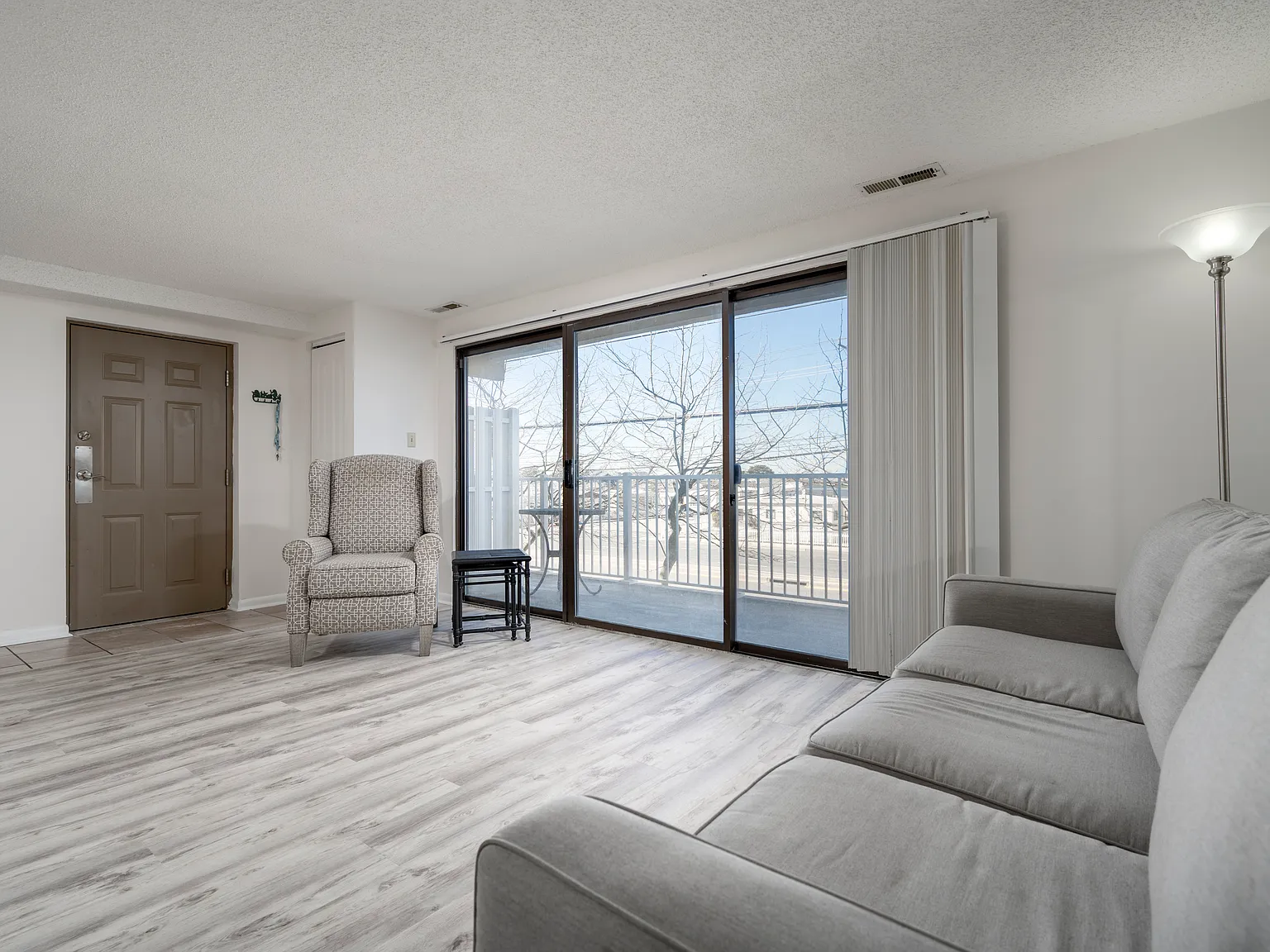 2 bed, 945 sqft, $1,600 — Photo 2