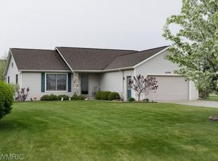 53360 Ridgeview Cir, Paw Paw, MI 49079