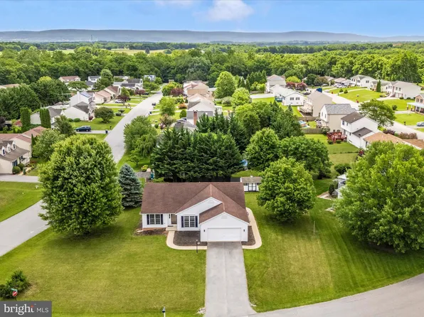 19606 Marigold Dr, Hagerstown, MD 21742