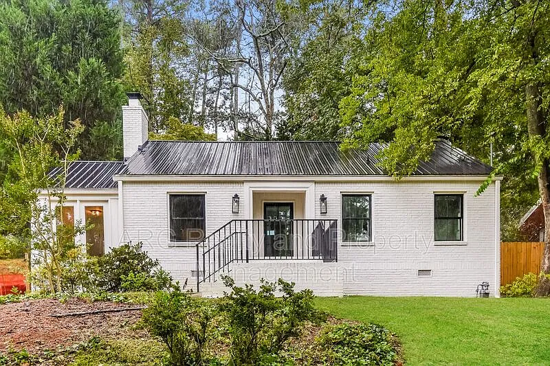 1005 Northrope Dr NE photo 1
