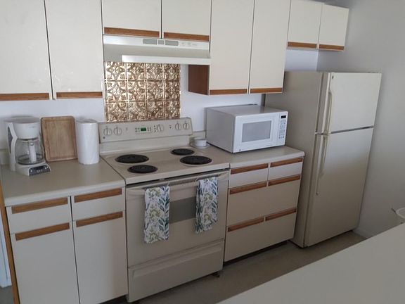 5th image of 828 Oakleigh Ave