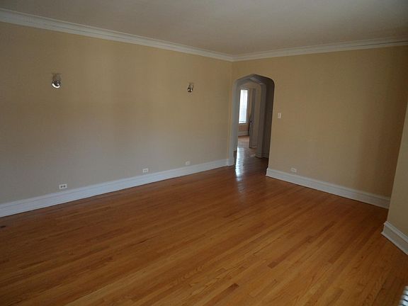 3rd image of 6705 N Greenview Ave #3F