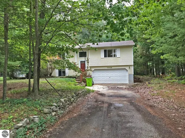 10439 Mud Lake Rd, Interlochen, MI 49643