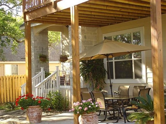 Nice backyard retreat!