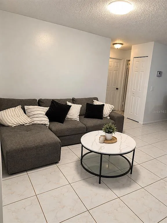 3 bed, 2.0 bath, 1095 sqft, $2,200 — Photo 3