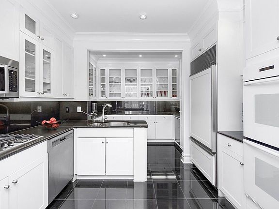 5th image of 181 E 65th St APT 6A
