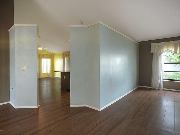 5th image of 854 Jamestown Dr