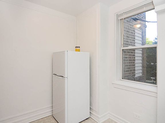 5th image of 4060 N Kenmore Ave APT 104