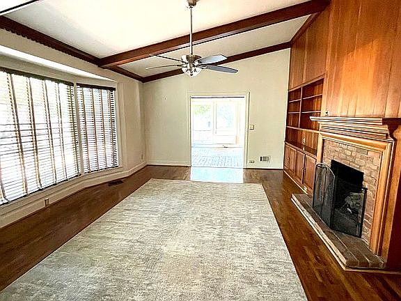 Living Room with fireplace
