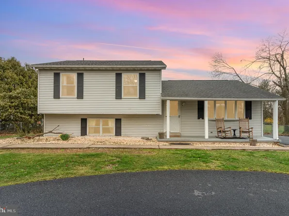 1241 Colonial Club Dr, Harrisburg, PA 17112