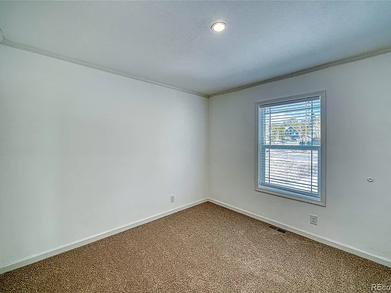 904 W 6th St — Photo 11