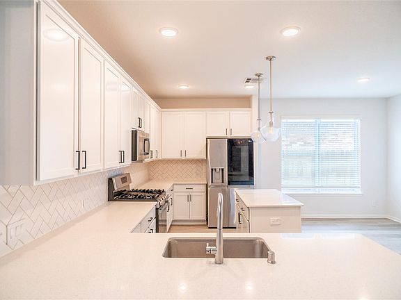 4th image of 208 Cambria Green Ln