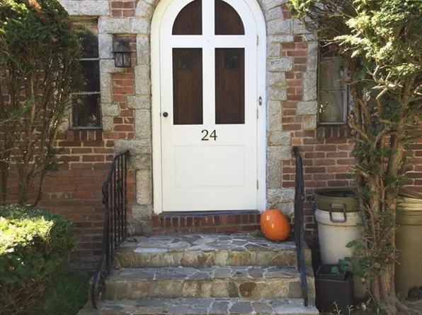 24 Bangor St, Springfield, MA 01118