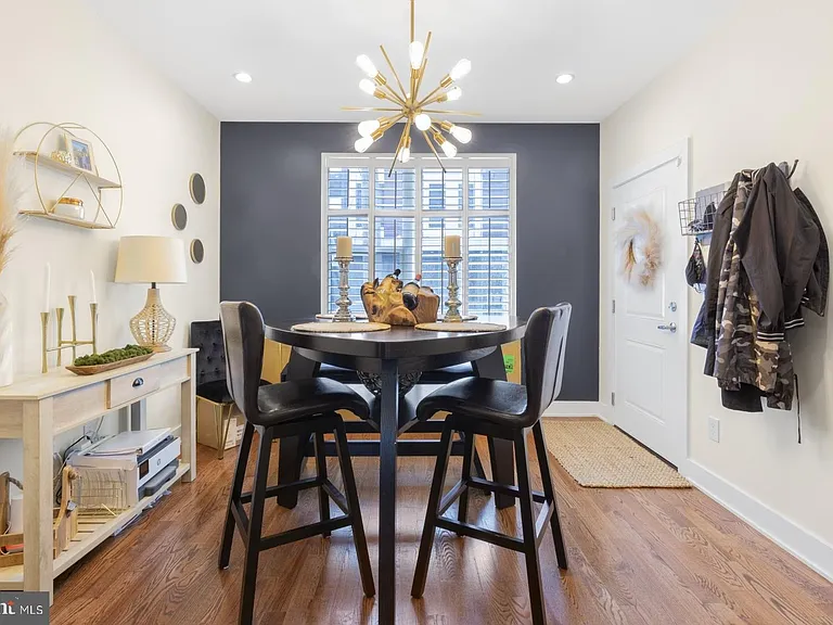 1909 E Hagert St #1 — Photo 5