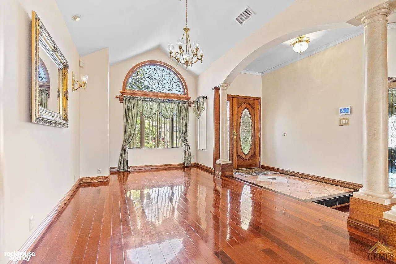 5 bed, 3307 sqft, $3,500 — Photo 1