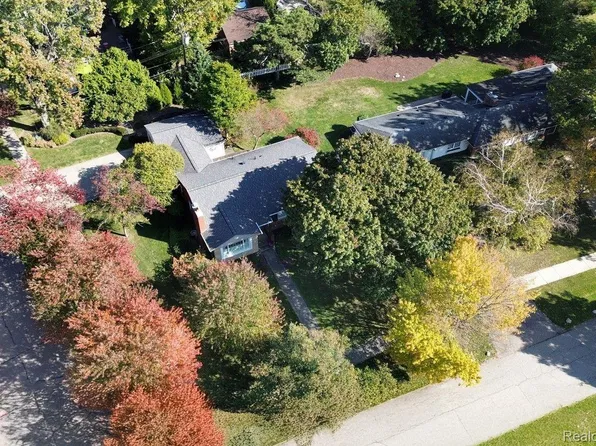 18438 Bedford St, Beverly Hills, MI 48025