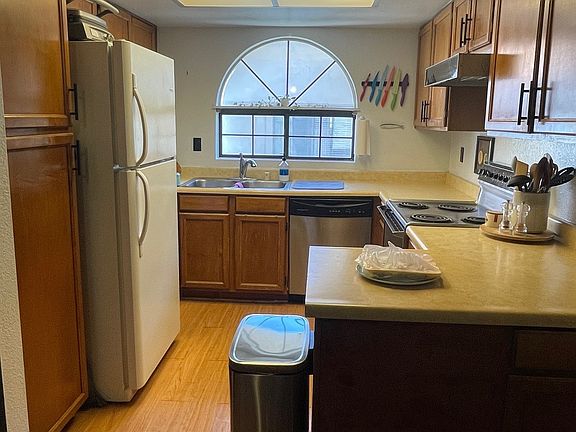 4th image of 925 N College Ave #213