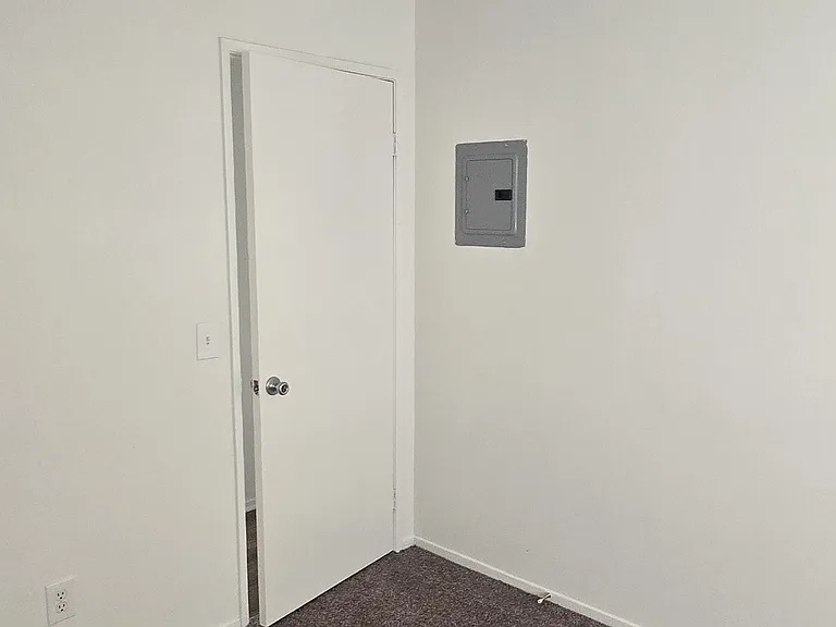 Franklin Luxury Apartments — Photo 23