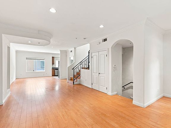 3rd image of 13629 Wyandotte St Unit 118