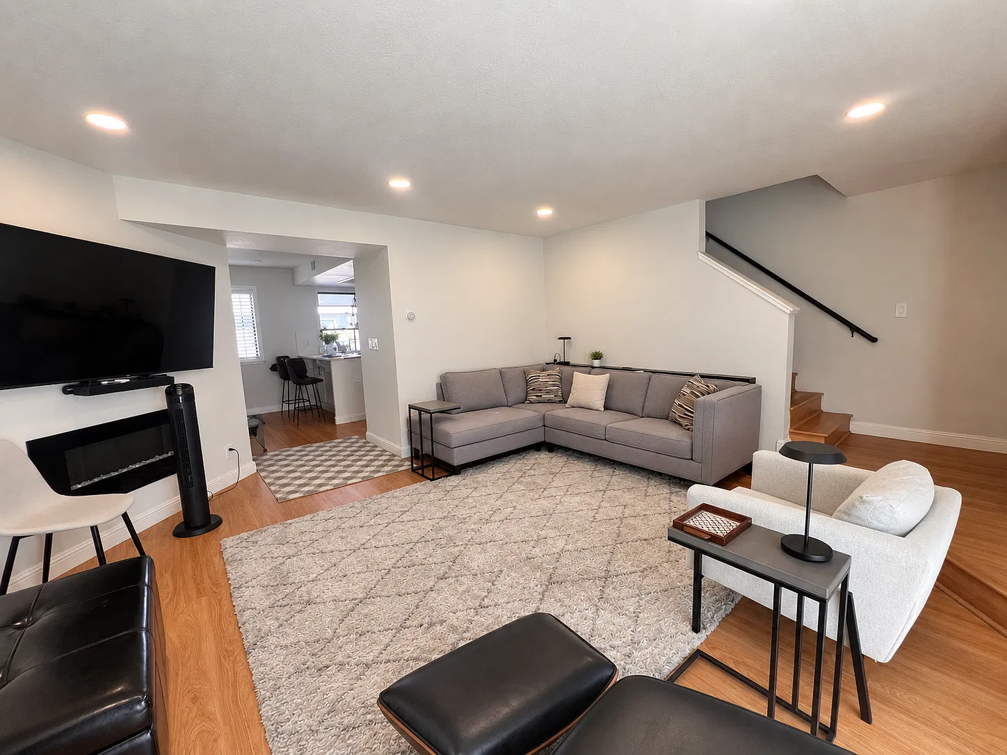 3 bed, 2.5 bath, 1358 sqft, $5,000 — Photo 4