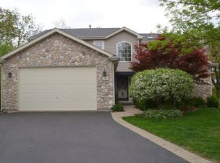 430 N Crooked Lake Ln, Lindenhurst, IL 60046