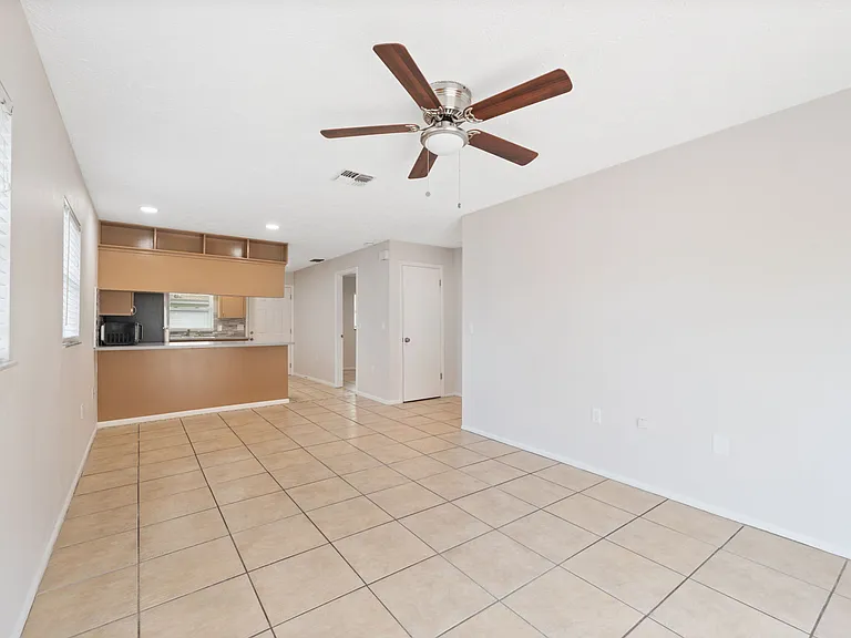 5431 Beach St #5431 — Photo 9