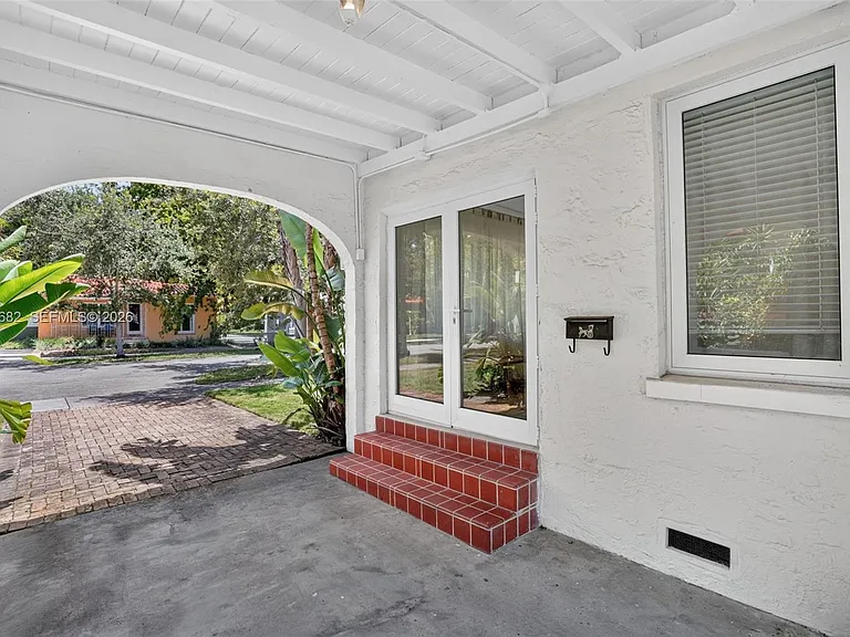1212 Medina Ave — Photo 4