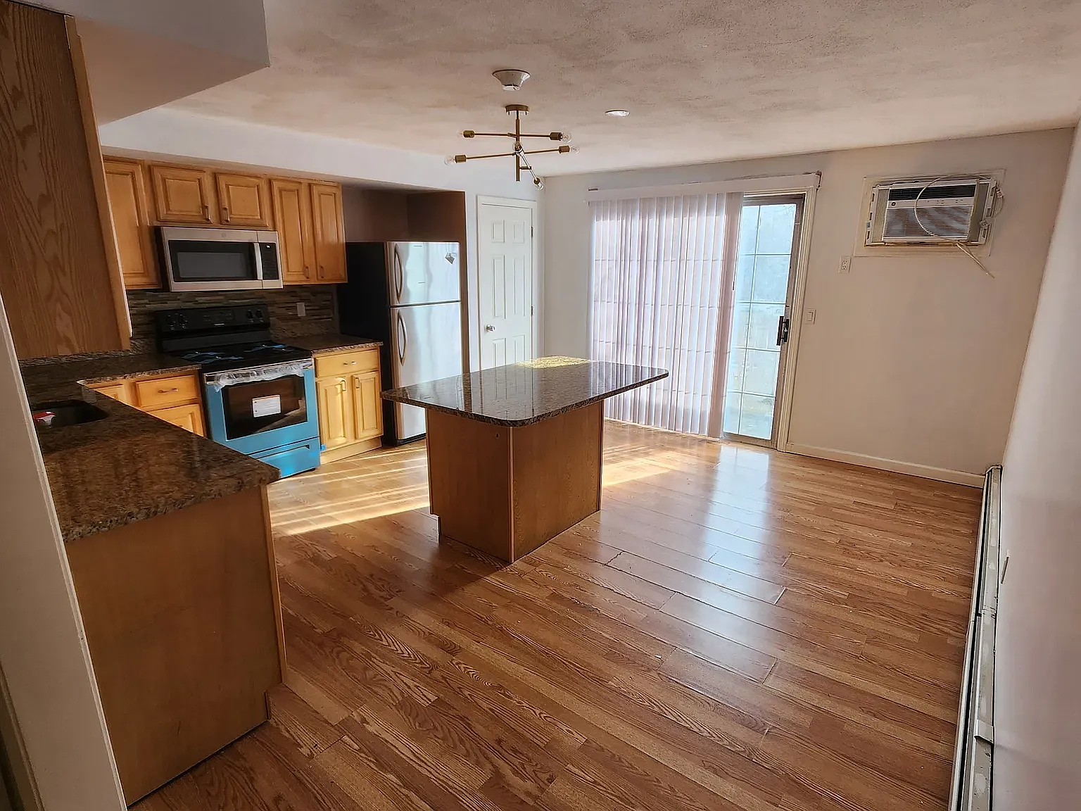 2 bed, 1024 sqft, $1,900 — Photo 1