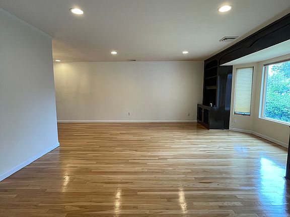 2nd image of 14 Berkley Ln