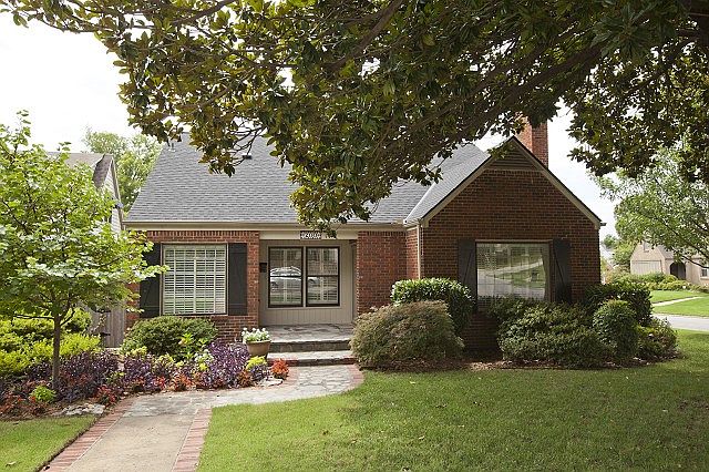 Darling Bungalow with Flagstone Entry