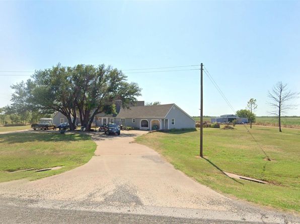 2002 Fm 369 S, Iowa Park, TX 76367