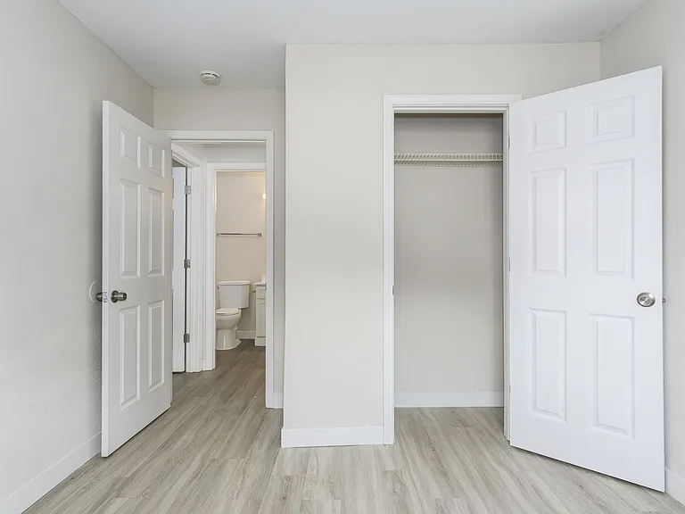 Oak Park Apartments — Photo 19