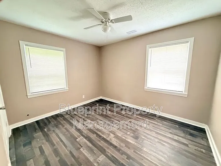 1600 Holbrook Ave — Photo 6